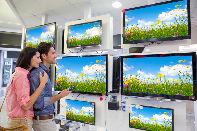 medium-shot-of-a-couple-looking-at-a-surfer-on-mul-2025-10-17-01-19-50-utc medium-shot-of-a-couple-looking-at-a-surfer-on-mul-2025-10-17-01-19-50-utc