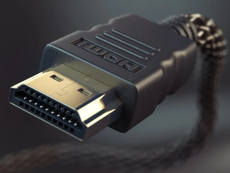 Close-up macro de um conector HDMI premium de alta velocidade com acabamento metálico e cabo de malha trançada