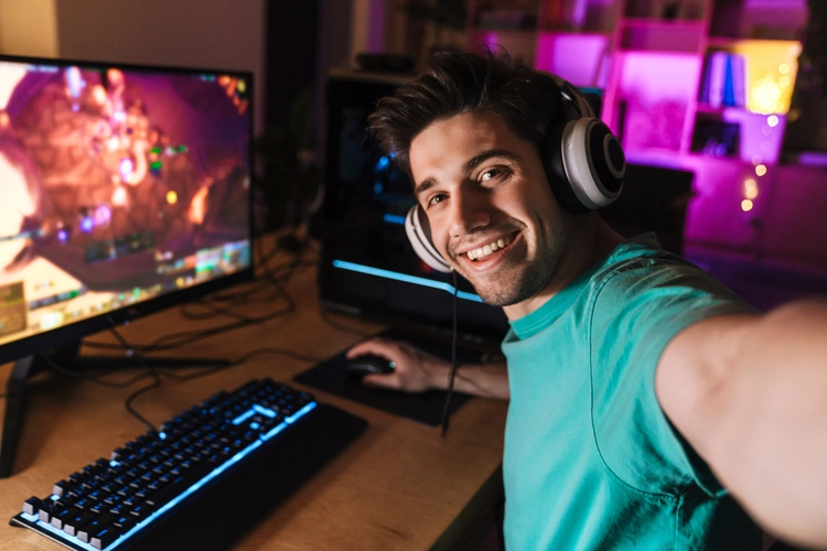 image-of-cheerful-man-taking-selfie-photo-while-pl-2026-01-08-05-31-26-utc 